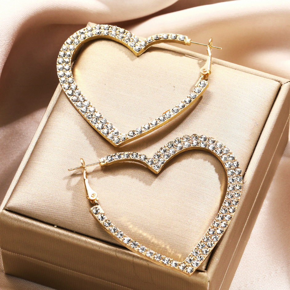 Cross-border best-selling, fashionable, exaggerated and personalized, full-diamond heart-shaped ear rings, internet-famous, super shiny earrings, creative ins earrings Application Scenario