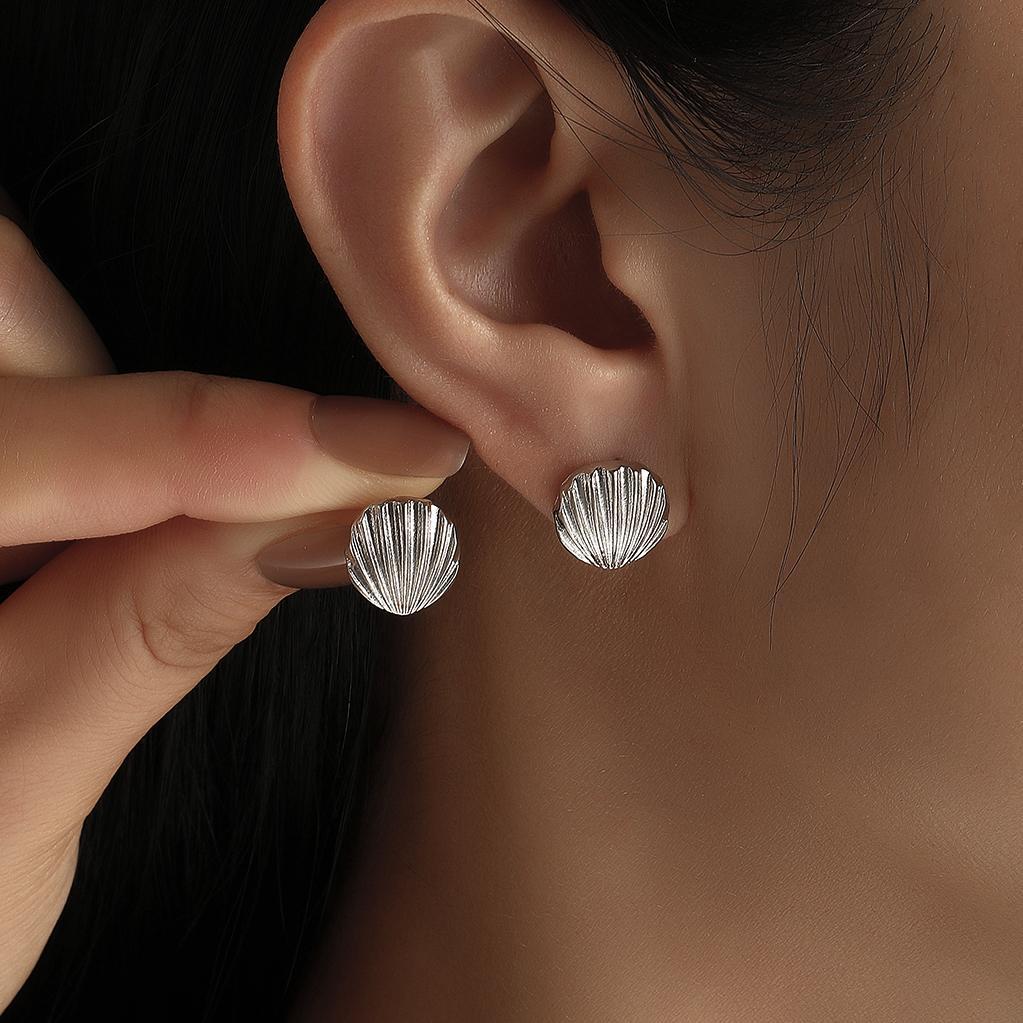Popular cross-border best-selling simple and fashionable gold and silver shell stud earrings for women, with a unique metal texture fan-shaped design full figure