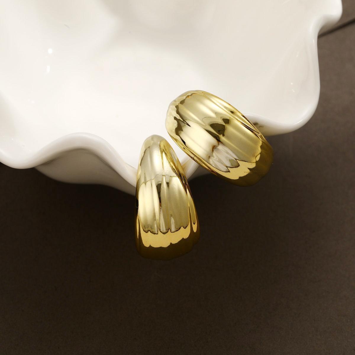 New cross-border mirror earrings from Europe and America, creative geometric sense, French light luxury metal hollow earrings earring Application Scenario