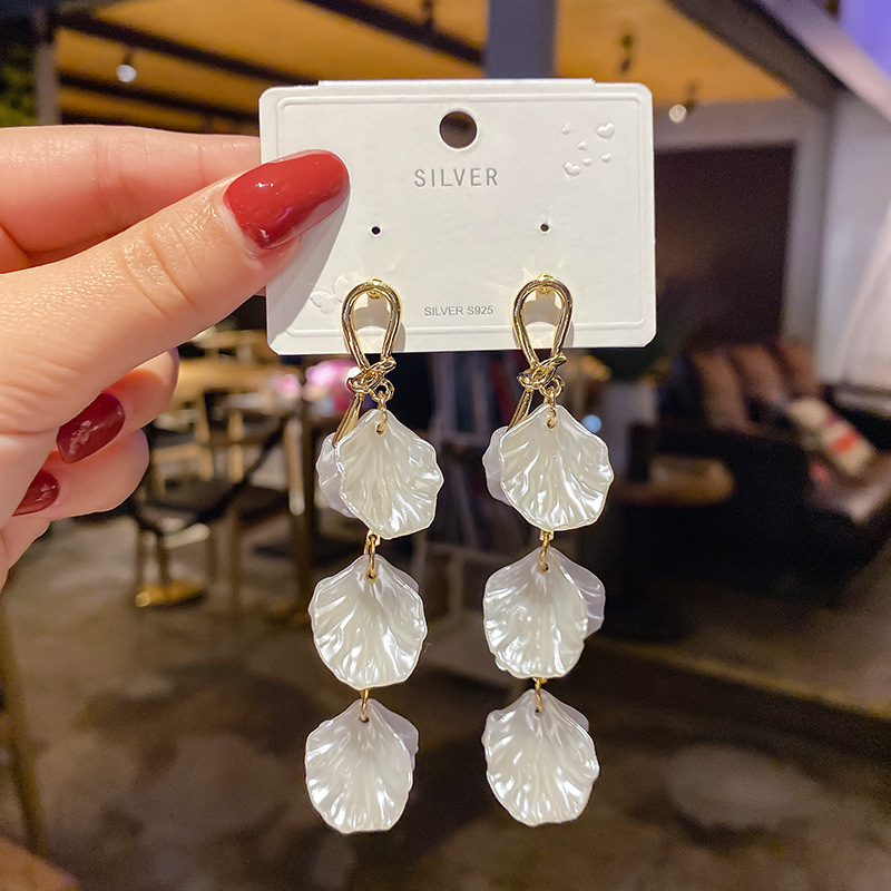 The new Korean s925 silver needle shell earrings with metal knots have a fresh and versatile style, making them a trendy accessory Item Picture