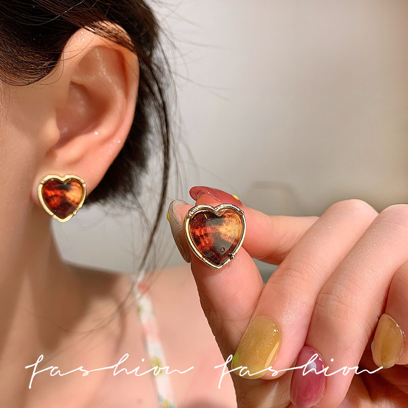 Maillard amber heart-shaped earrings, a new hit in 2025, are a light luxury and high-end retro earpiece details Picture