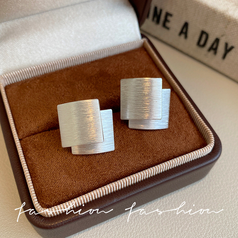 The niche design with brushed geometric stud earrings is simple, fashionable and elegant. The square earrings exude a sense of sophistication and are versatile earrings for women full figure