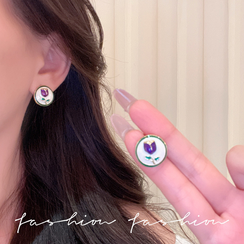 The 2025 new trendy little fragrance rose stud earrings exude a sense of light luxury and sophistication, exuding a fashionable and elegant temperament. They are versatile and popular earrings for women details Picture