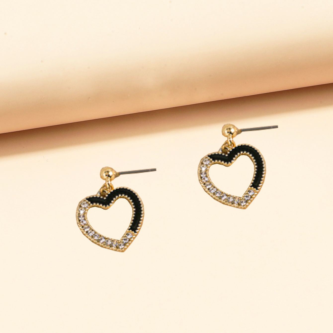 S925 Silver Needle Korean retro hollowed-out dark style heart-shaped U-shaped ear clips, heart-shaped oil-dropping spiral earrings without ear holes Application Scenario