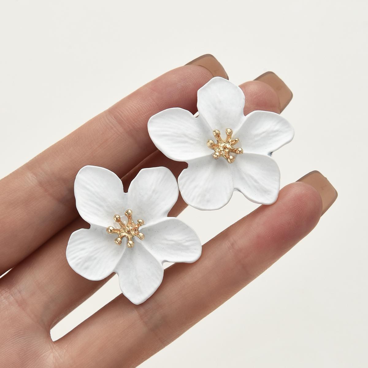 Cross-border fashion bestsellers: White flower stud earrings, European and American personalized and trendy double-layer flower stud earrings, simple and elegant full figure