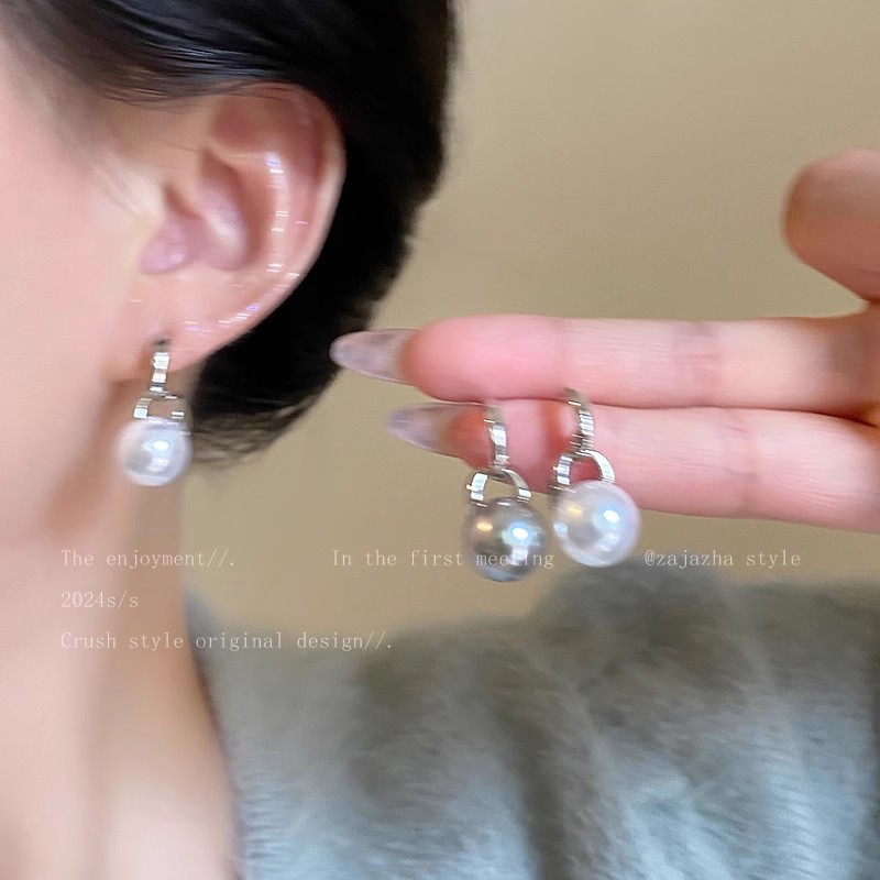 Celebrity-style pearl stud earrings for women in autumn and winter, a fashionable and high-end look, a niche and light luxury earpiece that has become a hit among Internet celebrities Specification drawing