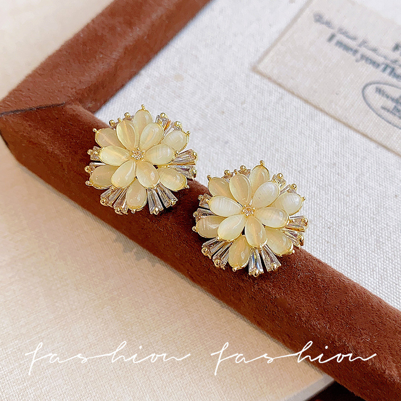 Korean-style sweet cat's eye stone flower zircon stud earrings, unique and high-end female earrings, versatile earrings for Internet celebrities Specification drawing