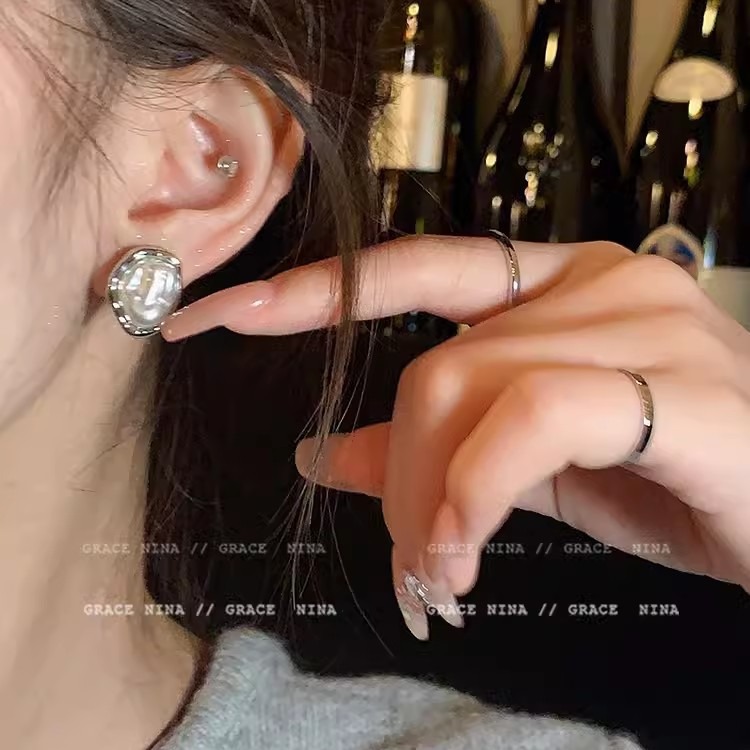 Hong Kong-style retro Baroque pearl stud earrings, women's niche design, irregular earrings, unique and high-end, trendy earrings full figure