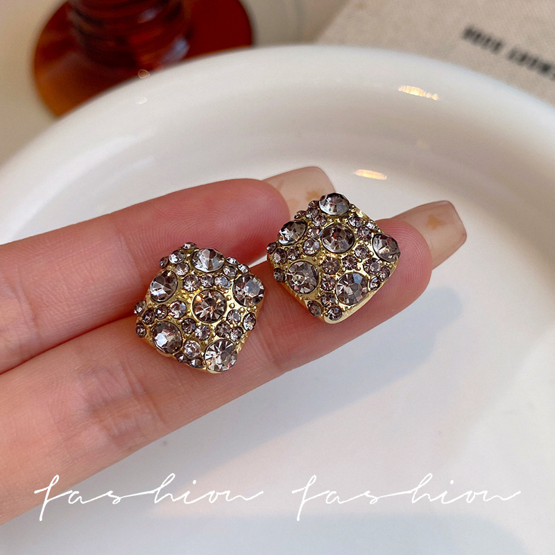 Slightly studded with zirconium square earrings, the exquisite and super dazzling stud earrings of a Korean socialite, a niche and light luxury accessory for women, with a cold style Specification drawing