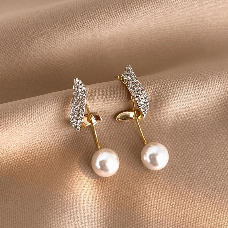 Korean-style pearl tassel fashionable stud earrings, a unique design for women, a pair of light luxury earrings with a high-end feel details Picture