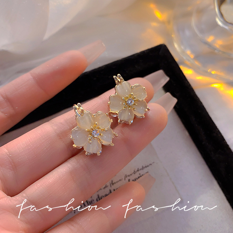 A pair of elegant cat's eye stone flower ear buckles, exquisite and versatile, with a touch of light luxury and high-end style earrings, a new 2024 style details Picture