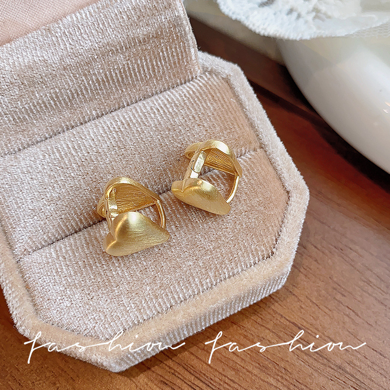 French-style simple and compact heart-shaped plain ring earring earrings, no need to remove the stud earrings when sleeping, 2025 new bestseller, versatile for women Application Scenario