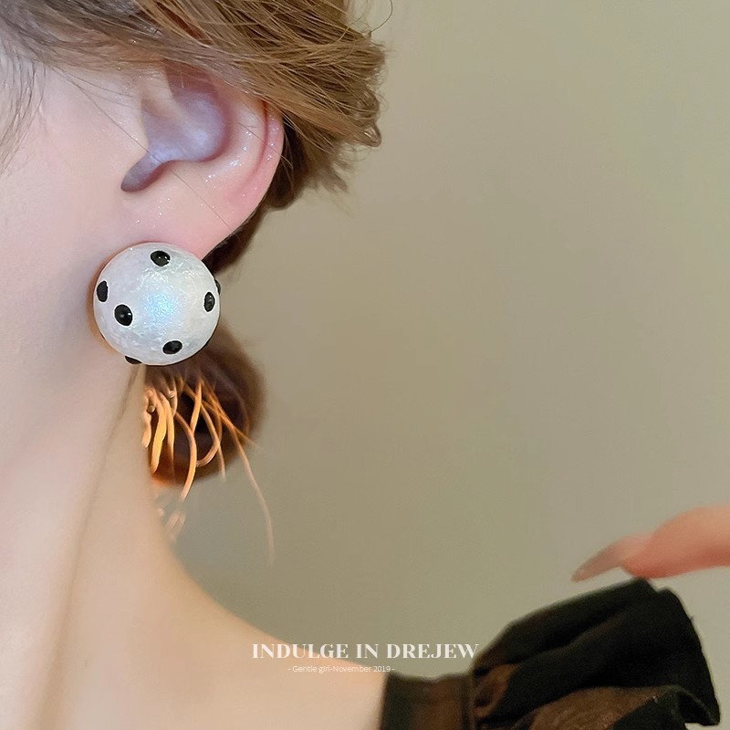 Black and red round polka dot pearl earrings, unique, niche and simple stud earrings, fashionable and high-end, personalized ear buckles and earrings for women Specification drawing