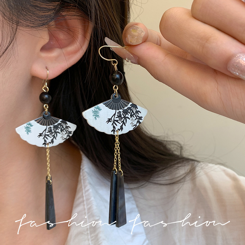 New Chinese-style retro traditional Chinese ink wash fan-shaped tassel earrings, elegant earrings, new high-end, personalized and fashionable earrings Application Scenario