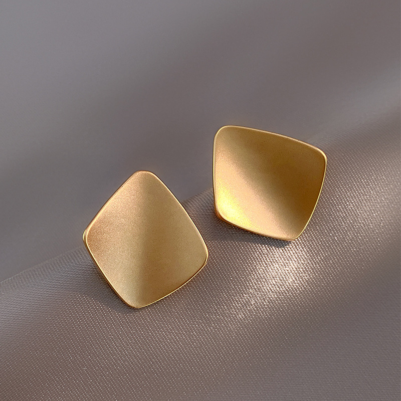 Retro and cold style European and American smooth geometric earrings, niche Hong Kong-style versatile golden square earrings full figure