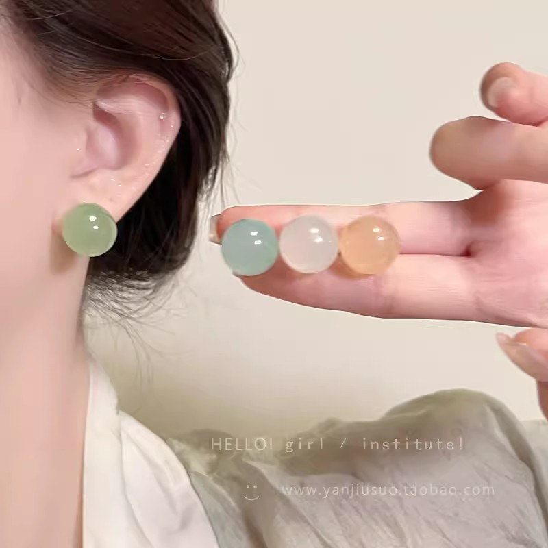 Jelly-colored acrylic round bead Chinese-style stud earrings for women, sweet, small and high-end summer earrings, simple and elegant earrings full figure
