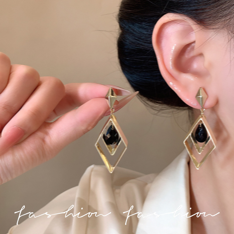 The new S925 silver needle earrings are a fashionable and trendy black diamond-shaped stud earrings with a touch of elegance, suitable for women details Picture