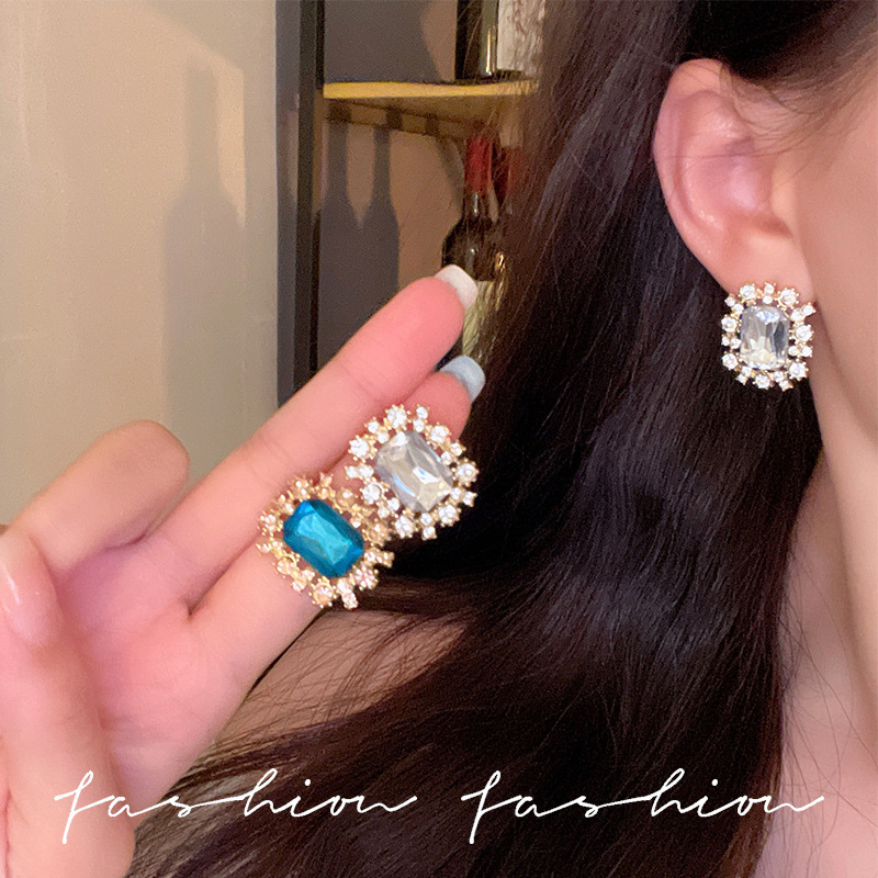 Sparkling diamond high-end and elegant earrings, niche retro and individual design, stud earrings, fashionable and unique for women, European and American style earrings details Picture