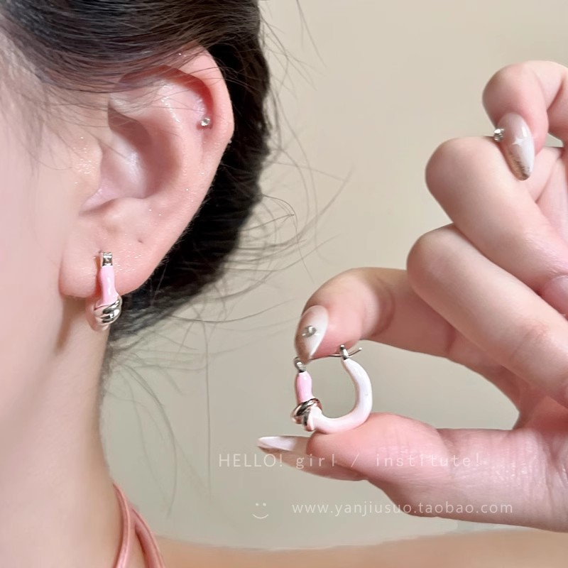 Sweet and cool daily summer gradient color circle ear loops, women's design sense, niche ear loop earrings, unique and sweet earrings details Picture