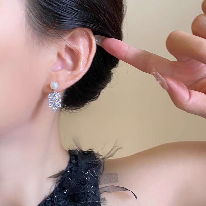 Super Flash Zircon tassel wheat ear pearl earrings, women's light luxury, niche design sense, high-end stud earrings, fashionable and exquisite earrings details Picture
