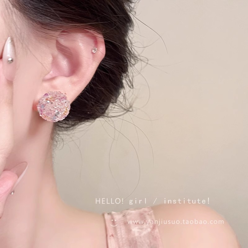 Korean Instags-style pink heart-shaped stud earrings for women, unique and beautiful design sense, sweet, simple and versatile, elegant earrings Application Scenario
