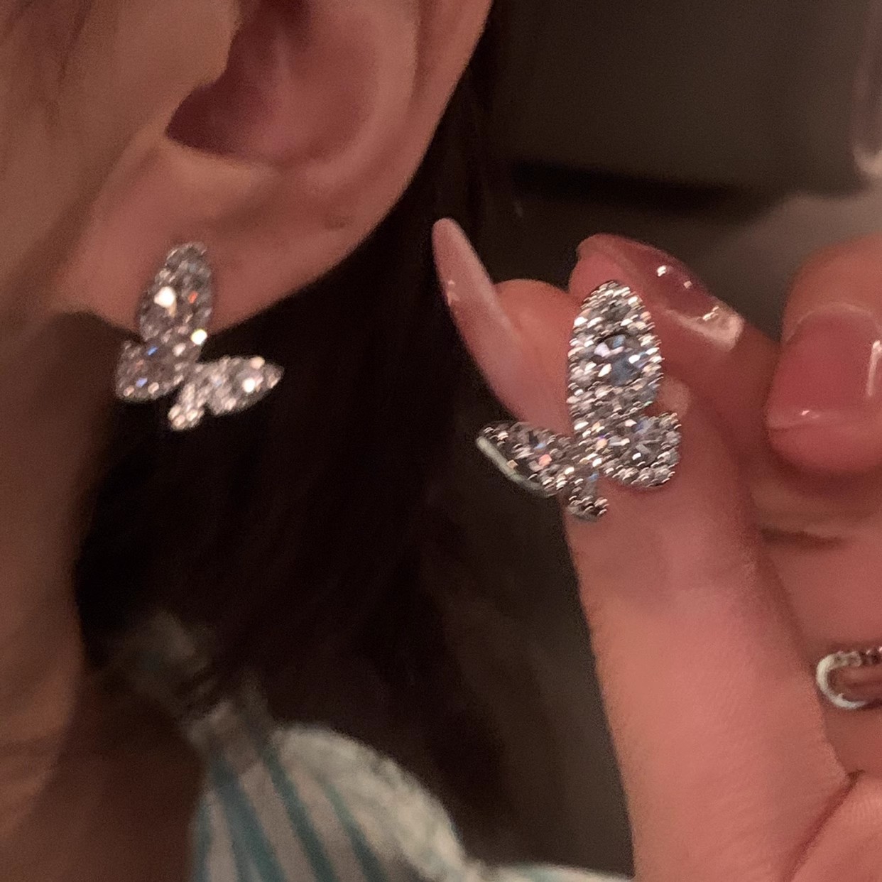 Super sparkling full diamond butterfly stud earrings for women, fashionable and elegant lady earrings, niche design sense, high-end and cool style earrings Specification drawing