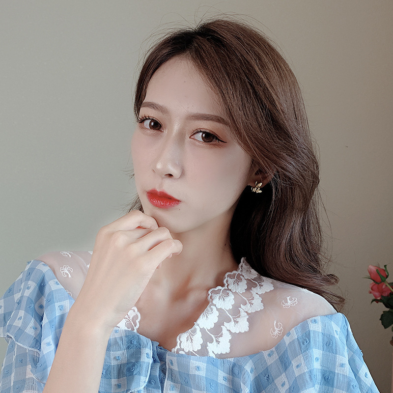 The compact and simple S925 silver asymmetrical butterfly stud earrings are versatile and feature a girlish personality design. They are Korean internet-famous earrings Application Scenario