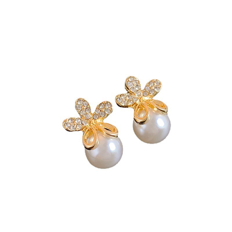 Flower water diamond pearl 925 silver needle earrings, sweet and unique design sense, stud earrings, versatile women's earrings wholesale Item Picture
