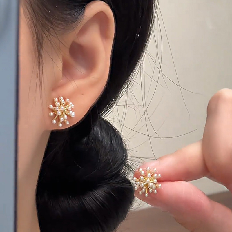 Small and exquisite popcorn pearl stud earrings with a noble and elegant demeanor, fashionable and versatile, high-end female Internet celebrity commuting earrings full figure