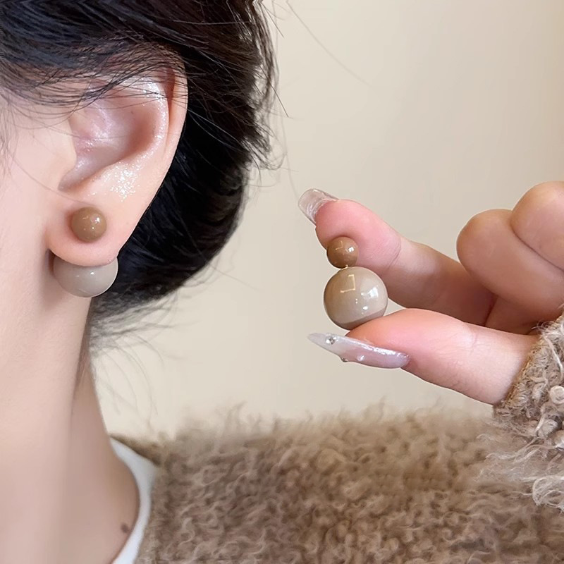 925 silver needle retro Hepburn style pearl earrings, a high-end and elegant female lady, French stud earrings, fashionable and individual earrings Application Scenario