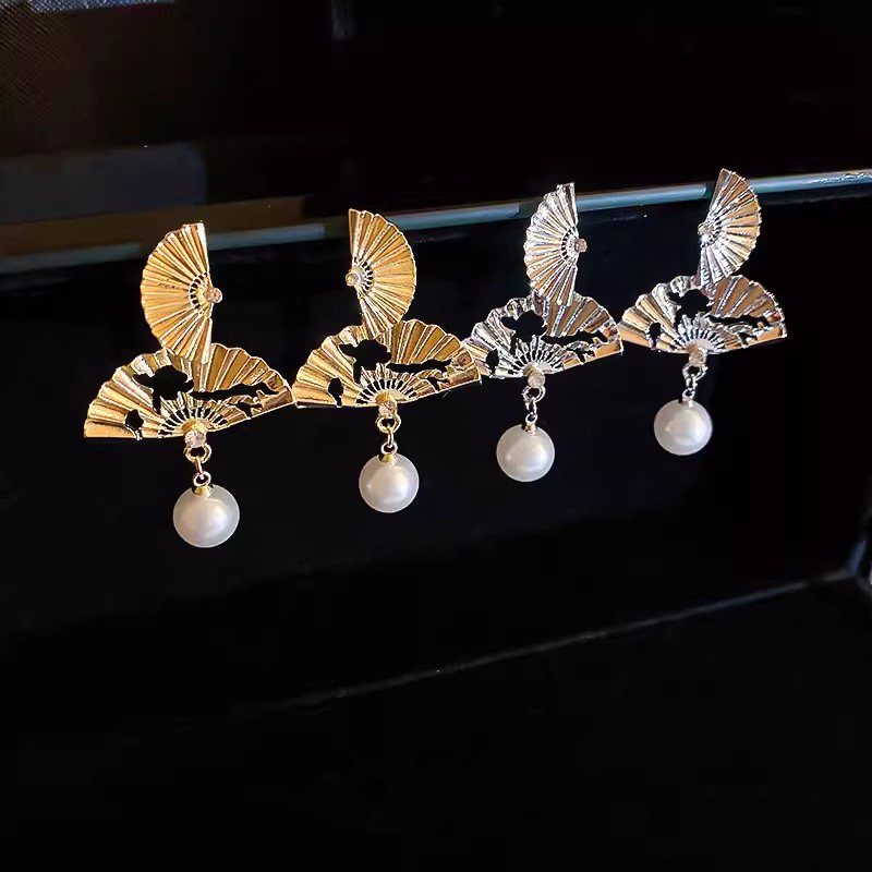 New Chinese-style golden fan pearl stud earrings for women, 2024 new best-selling high-end earrings, Chinese-style Hanfu fan-shaped earrings Application Scenario
