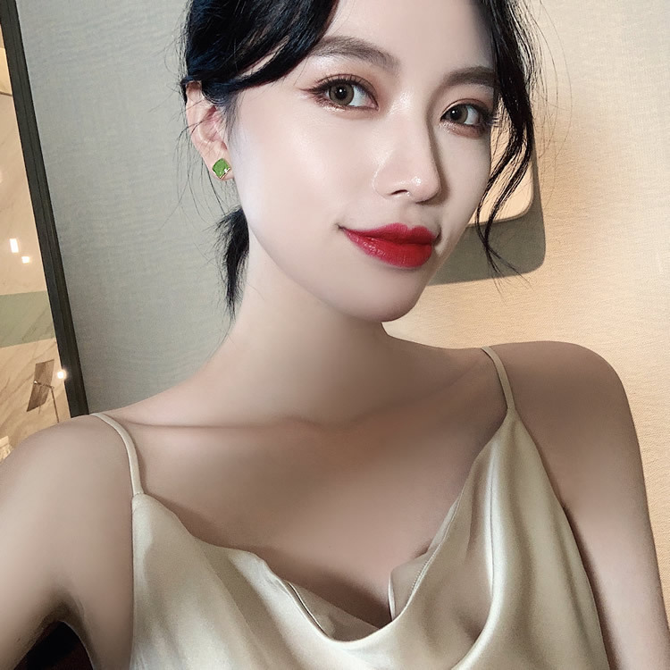 Avocado green stud earrings exude a feminine charm, with a niche design and a simple yet compact style. This is the new trend of the year details Picture