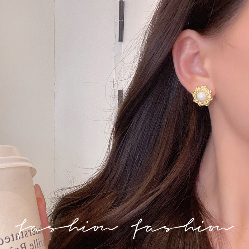 Vintage irregular geometric pleated pearl stud earrings, French retro style earrings, unique and individual new earrings Application Scenario