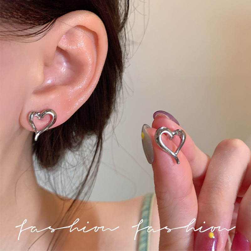 Silver niche hollowed-out heart-shaped stud earrings 2025 new bestseller, a light luxury and high-end design for women full figure