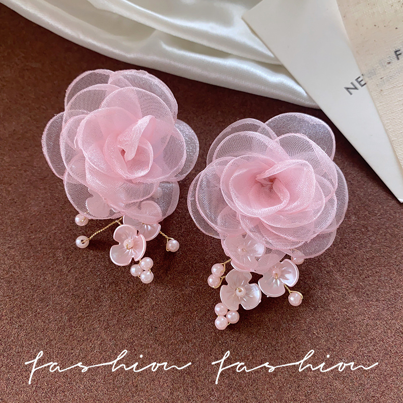 Sweet woven lace flower bead-like tassel silver needle earrings, elegant and vacation-style, high-end earrings for women full figure
