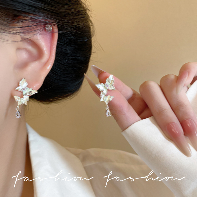 The elegant and cold glazed blue butterfly stud earrings for women, with a delicate and niche design, have an extremely ethereal pendant effect and are adorned with tassels Application Scenario