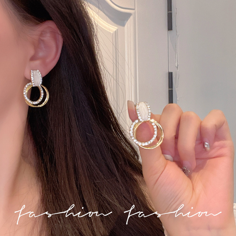 European and American grand diamond-encrusted geometric circle earrings, feminine charm; Korean simple and individual earrings, exquisite and fashionable earrings for women Application Scenario