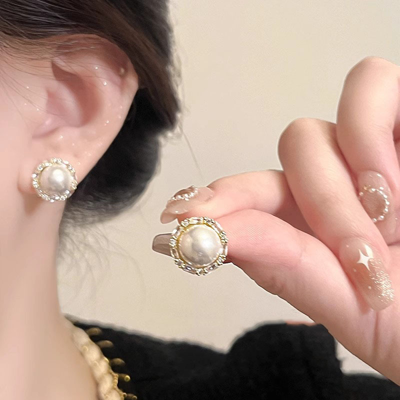 Retro French pearl micro-inlaid zircon stud earrings exude a feminine charm and a high-end look for a socialite. Round faces are slimming and versatile earrings full figure