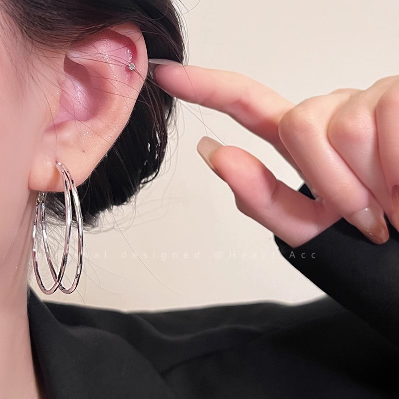 European and American exaggerated double-layer circle earrings, high-end women's plain ring earrings, new spring/Summer 2025 style small ear rings that show off the face details Picture