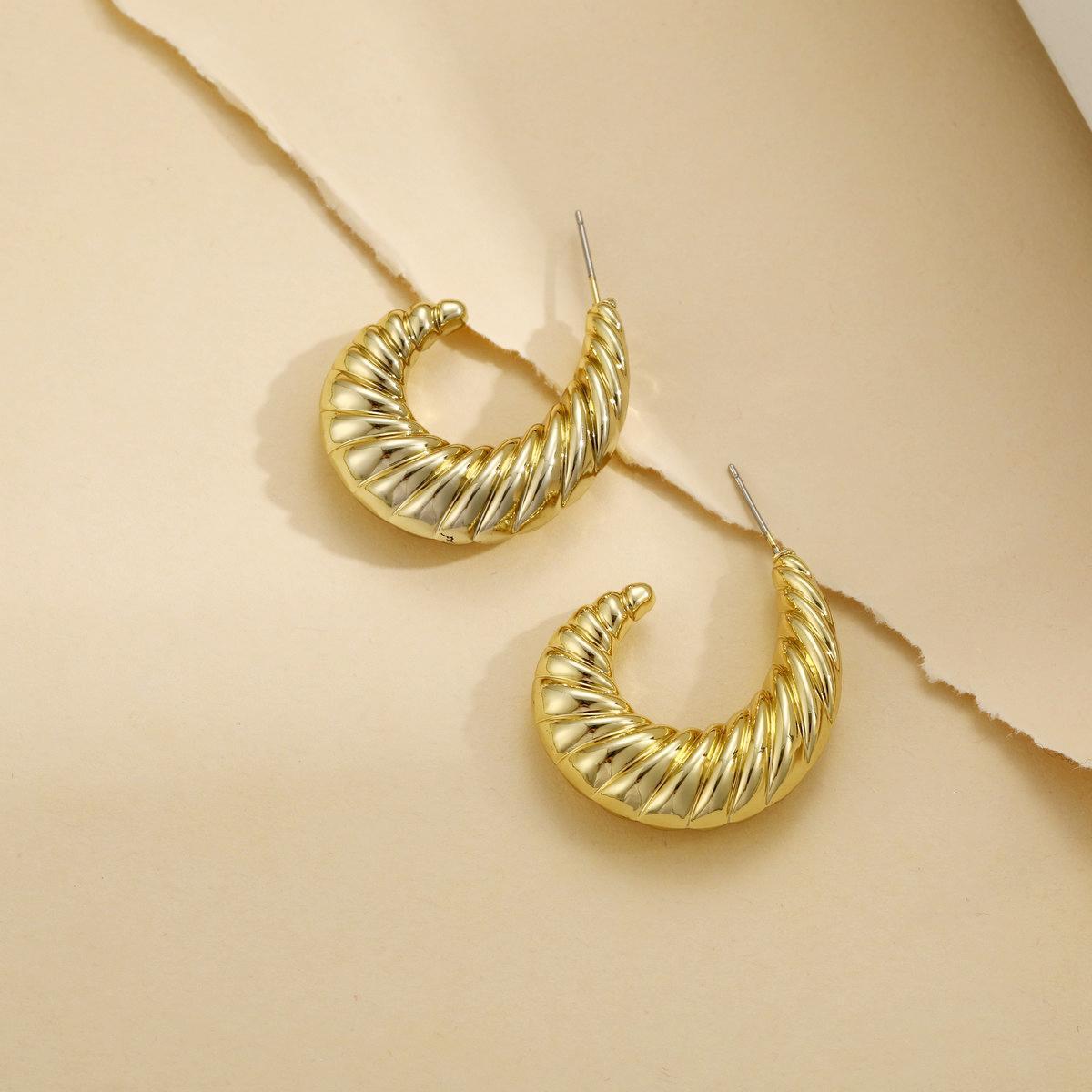 Cross-border European and American new personalized twist fashion earring, women's creative, simple and irregular moon retro exaggerated earrings Specification drawing