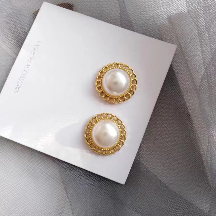 S925 Silver Needle Sweet Korean-style round pearl stud earrings, women's geometric light luxury hollowed-out earrings, simple and fashionable earrings Application Scenario
