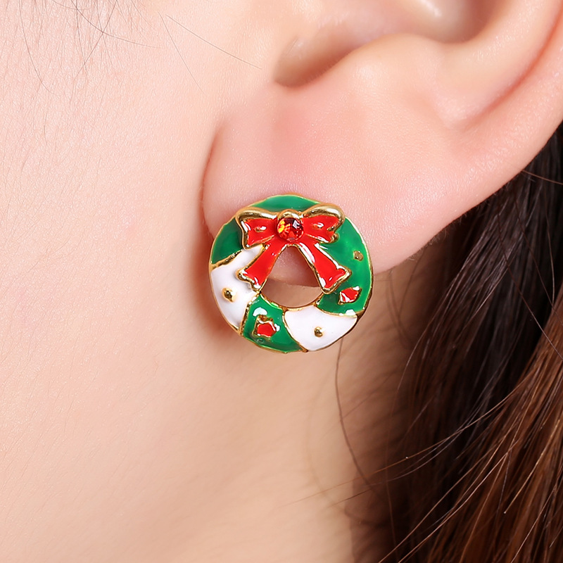 S925 Silver needle, cute and fashionable, original design Christmas wreath bell earrings, contrasting colors, girlish heart, unique and versatile full figure