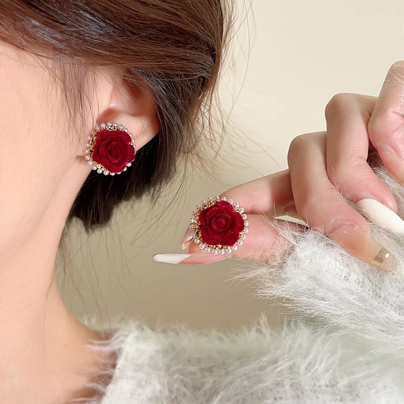 Ankela red flower pearl stud earrings for women exude a light luxury and high-end charm with a unique flocked style. They are versatile earrings for autumn and winter full figure