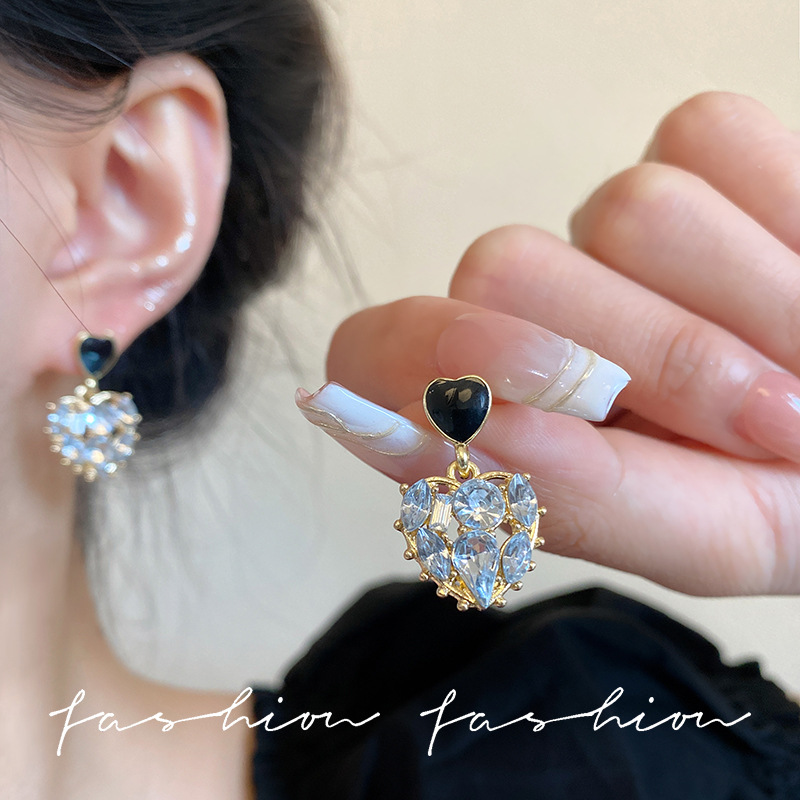 925 Silver Needle Exquisite heart-shaped Earrings, light luxury earrings, elegant earrings, high-end stud earrings, fashionable and exquisite slimming earrings details Picture