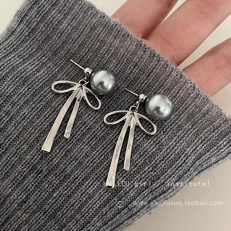 Two-piece grey pearl earrings with a cold and feminine style, unique bow earrings, silver needles, and high-end gold stud accessories Application Scenario