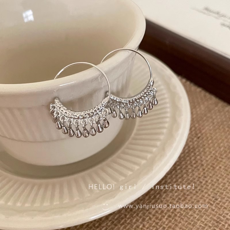 The cold and elegant water drop tassel earrings are unique and niche earrings for women. They exude a sense of light luxury and sophistication, with a grand and exaggerated style. The trend of earrings Specification drawing