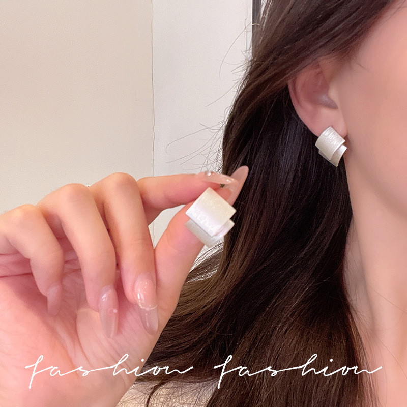 The niche design with brushed geometric stud earrings is simple, fashionable and elegant. The square earrings exude a sense of sophistication and are versatile earrings for women details Picture