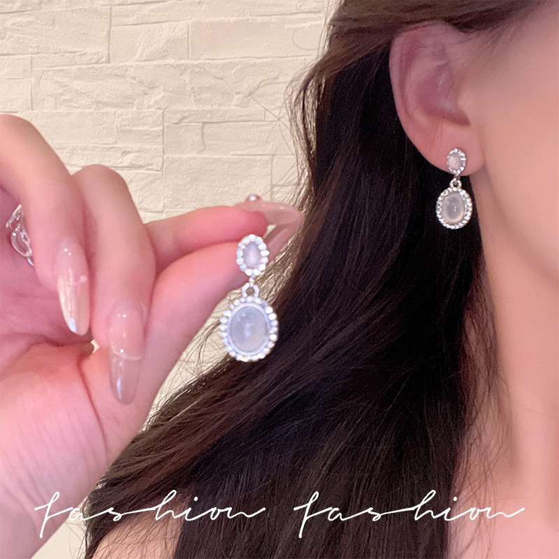 Small and exquisite cat's eye teardrop-shaped stud earrings with a unique and high-end feel for women, diamond-encrusted earrings, and a light luxury and elegant ladylike pendant full figure