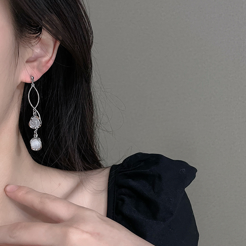 The irregularly twisted cat's eye stone earrings with a niche design sense exude a feminine, light luxury and high-end feel. They are versatile and trendy earrings and accessories details Picture