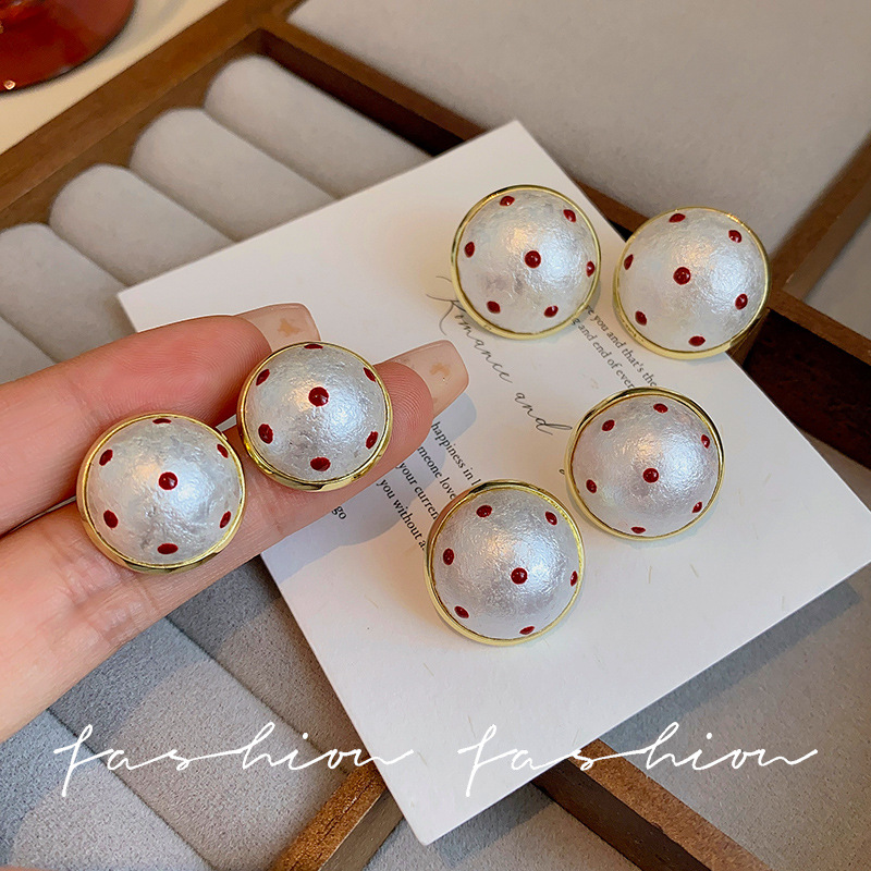 Versatile and elegant polka dot pearl stud earrings for women, a new best-selling, niche, retro, unique Chinese-style, whitening and fashionable earrings full figure